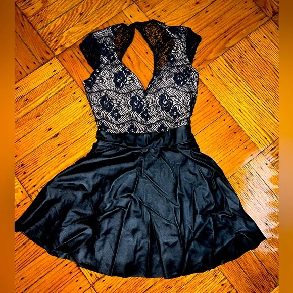 Lace Sweetheart Keyhole Back Push Up Skater Skirt Dress | Color: Black/Cream | Size: S | Gtroppobella's Closet Lace Sweetheart Keyhole Back Push Up Skater Skirt Dress | Color: Black/Cream | Size: S | Gtroppobella's Closet